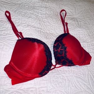 Victoria’s Secret Bombshell bra 32AA Red